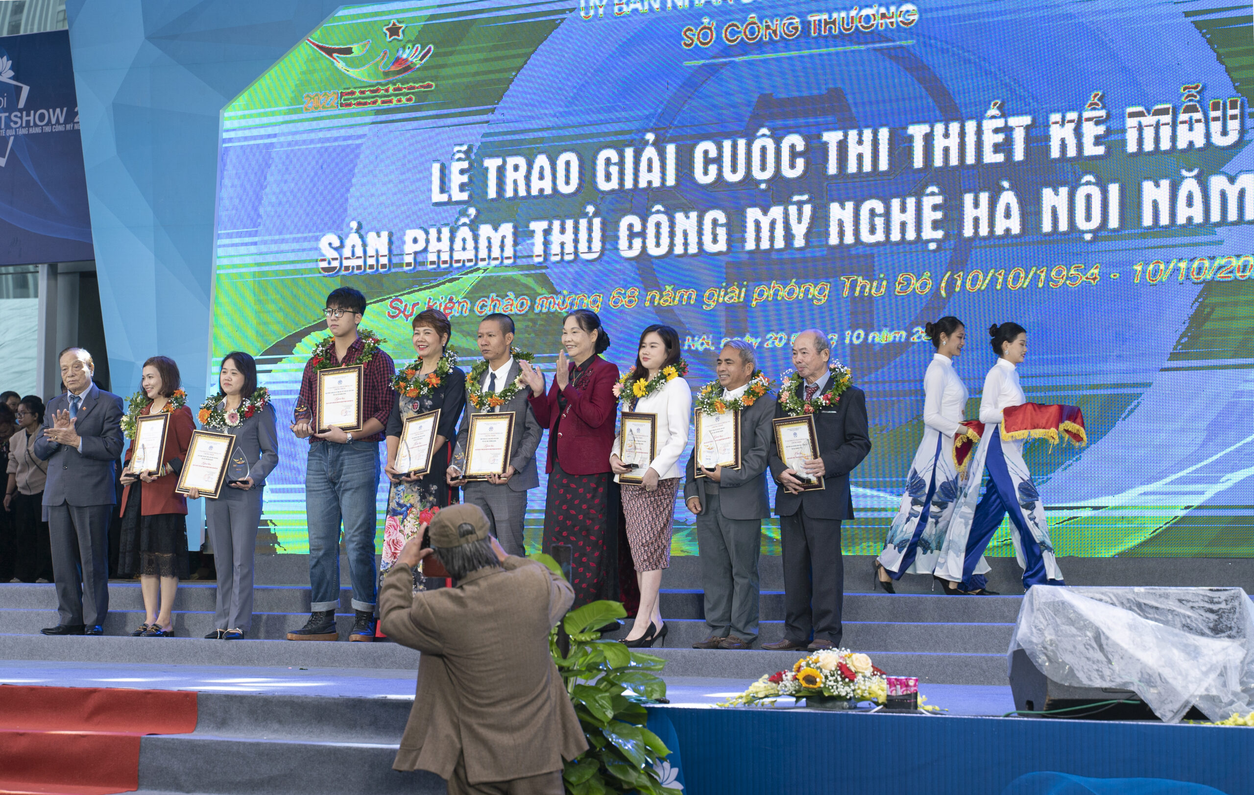 Winning an award in the craft competition at the 10th Hanoi Gift Show Trade Fair   