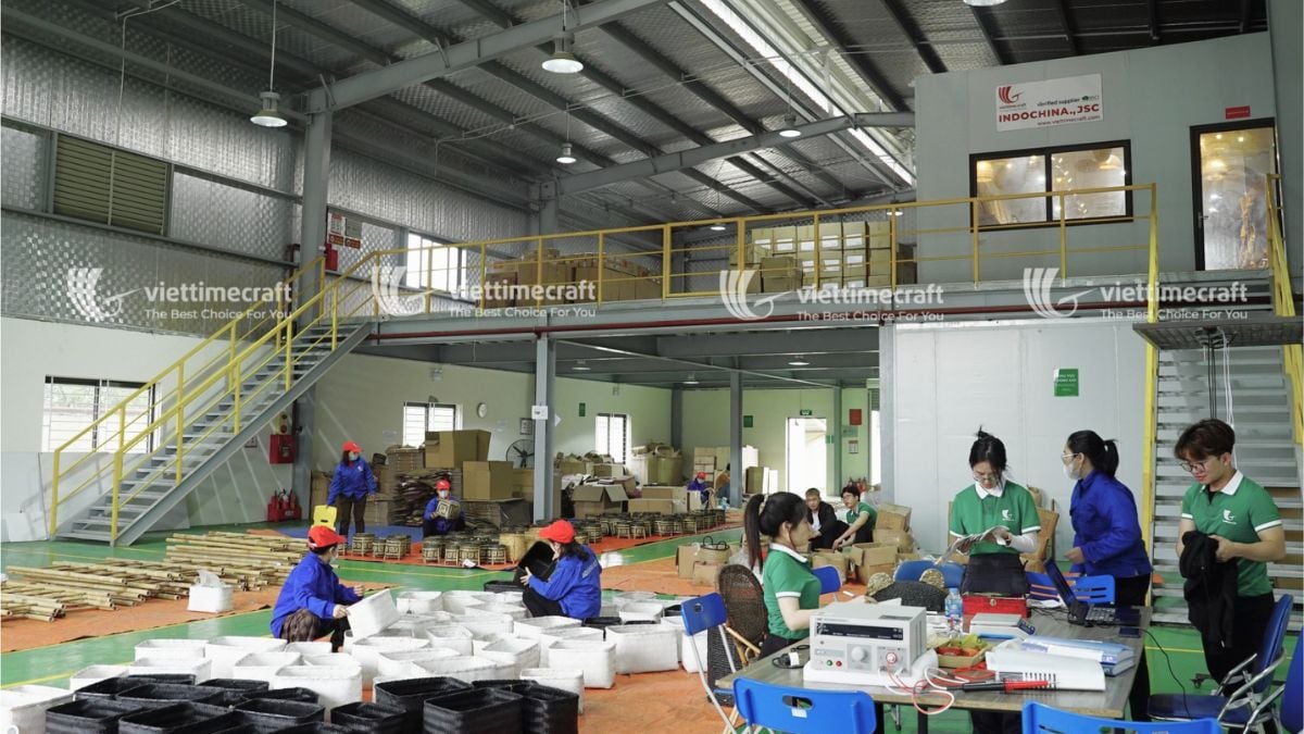 Team R&D and Worker Viettimecraft Factory